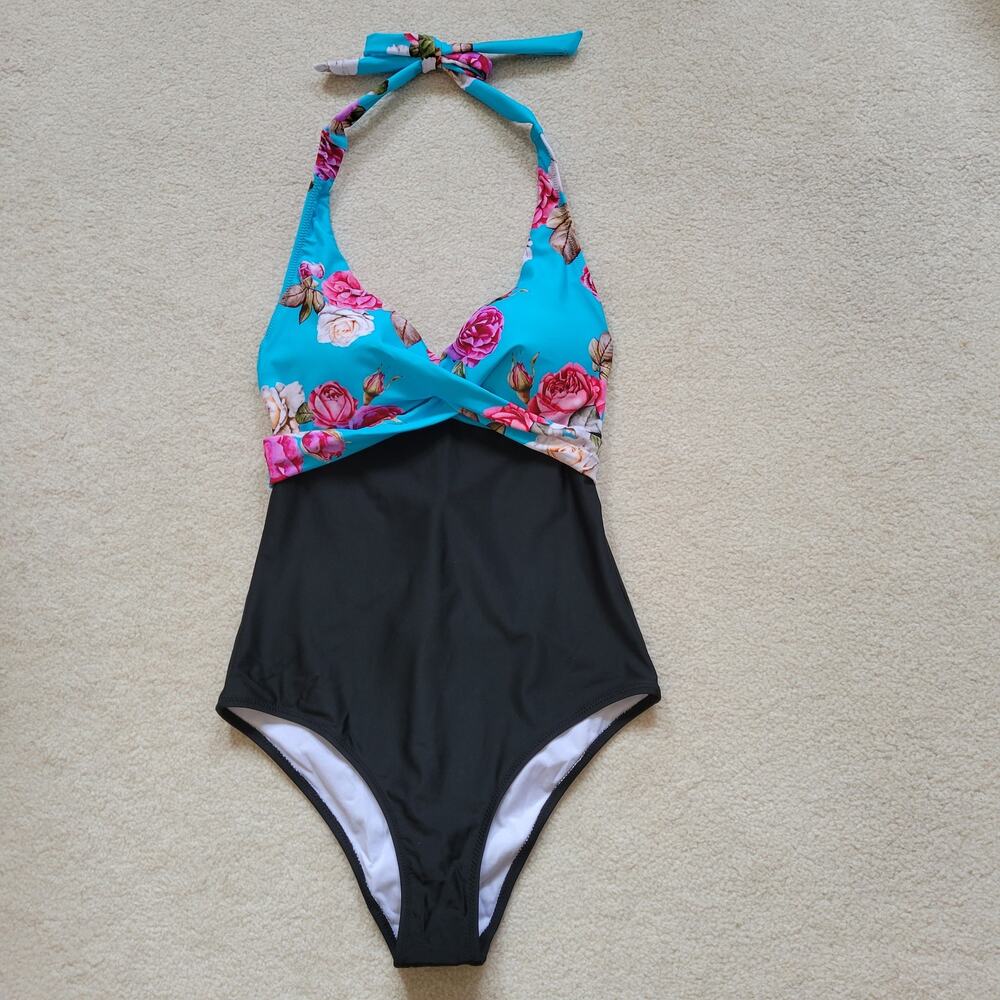 NWT Cupshe Size S 1 Piece Halter Padded Swimsuit